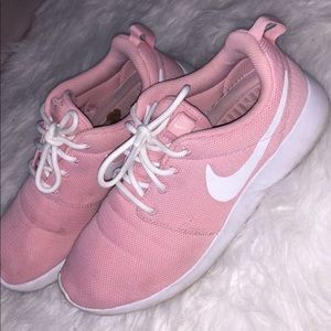 Pink/white nike roshe run